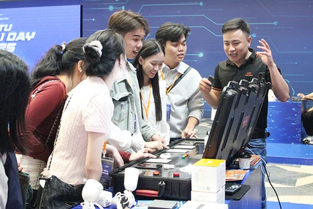 Nhiều người trải nghiệm các sản phẩm công nghệ AI.