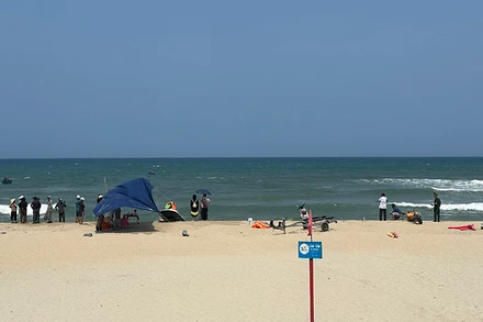 Người dân cùng lực lượng chức năng tìm kiếm tung tích của hai em.