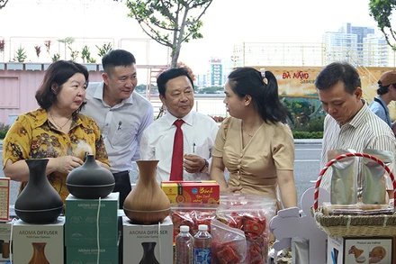 Đại biểu tham quan, tìm hiểu sản phẩm hợp tác xã.