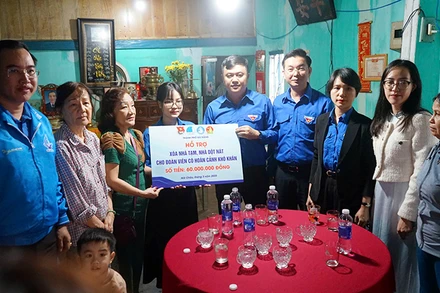 Trao hỗ trợ xóa nhà tạm cho hộ gia đình quận Hải Châu.