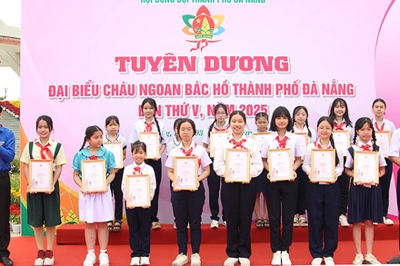 Trao Giấy chứng nhận cho đại biểu đạt Danh hiệu “Cháu ngoan Bác Hồ”.