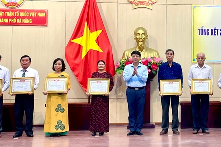 Khen thưởng tập thể, cá nhân có thành tích xuất sắc.