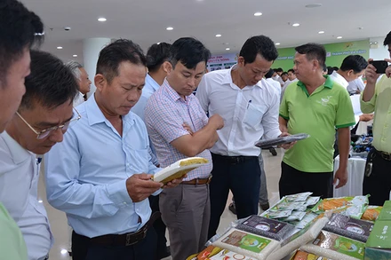 Đại biểu tham quan các sản phẩm nông nghiệp.