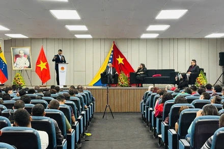 Toàn cảnh Lễ mít tinh tại Trường đào tạo cán bộ lãnh đạo thanh niên quốc tế “Antonio Jose de Sucre”, thủ đô Caracas (Ảnh: Đại sứ quán Việt Nam tại Venezuela)