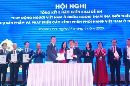 Đại diện các doanh nghiệp và hiệp hội của Việt Nam và người Việt Nam ở nước ngoài ký kết bản ghi nhớ hợp tác trong các lĩnh vực. (Ảnh: Ủy ban người Việt Nam tại nước ngoài)