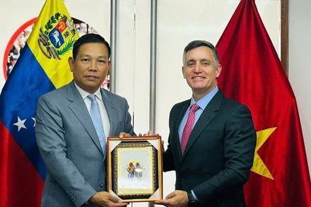 Đại sứ Vũ Trung Mỹ trao quà kỷ niệm tặng Bộ trưởng Franklin Cardillo (Ảnh: Đại sứ quán Việt Nam tại Venezuela)