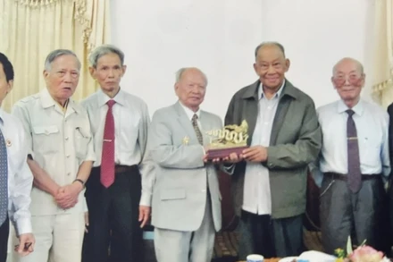 Đoàn cựu chiến binh và chuyên gia Việt Nam đến thăm đồng chí Khamtay Siphandone. (Ảnh do ông Nguyễn Tự Lạc cung cấp)