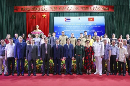 Các đại biểu tham dự chương trình chụp ảnh kỷ niệm (Ảnh: Đinh Hòa/VUFO)