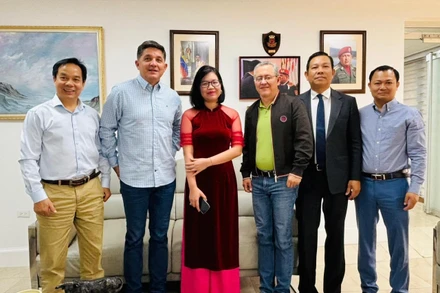 Bộ trưởng Bộ Nông nghiệp và Đất đai Julio Leon (thứ 3 từ trái qua) tiếp Đoàn doanh nghiệp Việt Nam. (Ảnh: Đại sứ quán Việt Nam tại Venezuela)