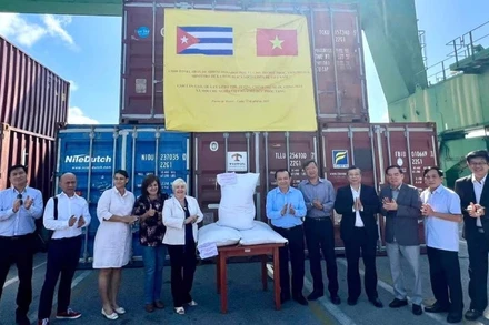 Đoàn công tác của Chính phủ Việt Nam bàn giao 11.500 tấn gạo cho Cuba tại cảng Mariel. (Nguồn: Đại sứ quán Việt Nam tại Cuba)