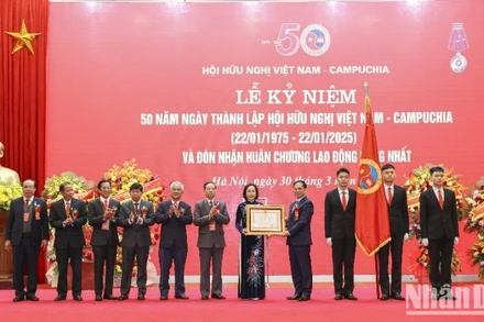 Thay mặt lãnh đạo Đảng, Nhà nước, Phó Thủ tướng Bùi Thanh Sơn trao tặng Hội Hữu nghị Việt Nam-Campuchia Huân chương Lao động hạng Nhất.