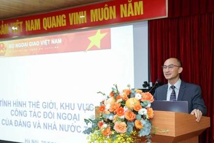 Báo cáo viên của Bộ Ngoại giao trình bày tham luận tại Hội nghị (Ảnh: KHÁNH LAN)