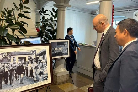 Các đại biểu xem triển lãm ảnh về Đại thắng mùa Xuân năm 1975 (Ảnh: Đại sứ quán Việt Nam tại Thụy Điển)