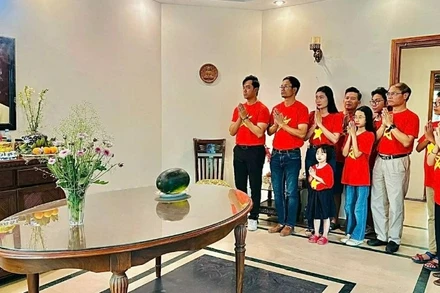 Cán bộ Đại sứ quán dâng hương bày tỏ lòng thành kính tưởng nhớ Chủ tịch Hồ Chí Minh, các anh hùng liệt sĩ và đồng bào đã hy sinh vì độc lập, tự do của Tổ quốc. (Ảnh: Đại sứ quán Việt Nam tại Pakistan)