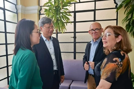 Đại sứ Lê Quang Long trao đổi với Thứ trưởng Bộ Đại học Cuba Reynaldo Velasquez Zaldivar (Nguồn: Đại sứ quán Việt Nam tại Cuba)