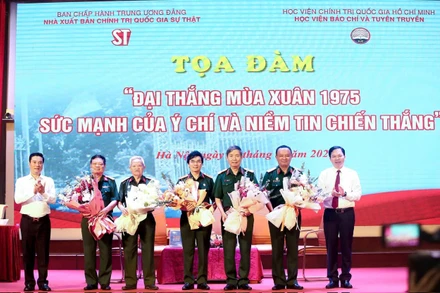 Lãnh đạo Nhà xuất bản Chính trị quốc gia Sự thật và lãnh đạo Học viện Báo chí và Tuyên truyền tặng hoa các đại biểu, nhân chứng lịch sử tham dự buổi tọa đàm.