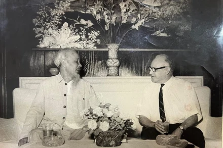 Chủ tịch Hồ Chí Minh tiếp thân mật ông Eduardo Gallegos, Ủy viên Bộ Chính trị, Trưởng Ban Đối ngoại Trung ương Đảng Cộng sản Venezuela thăm Việt Nam và dự Quốc khánh 2/9/1964. (Ảnh tư liệu do Đại sứ quán Việt Nam tại Venezuela cung cấp)