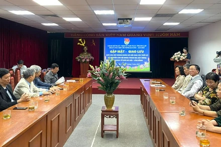 Toàn cảnh buổi gặp mặt, giao lưu.