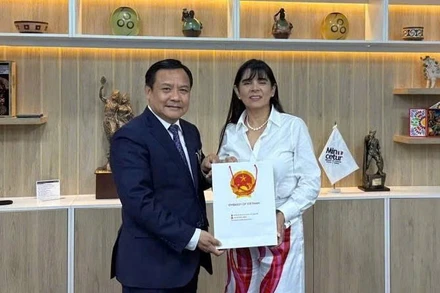 Đại sứ Bùi Văn Nghị và Bộ trưởng Ngoại thương và Du lịch Peru Elizabeth Galdo Marín de Desilú. (Ảnh: Đại sứ quán Việt Nam tại Brazil)