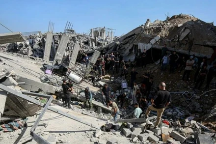 Hiện trường đổ nát sau khi Israel không kích trại tị nạn Jabalia ở phía Bắc Dải Gaza ngày 16/5/2025. (Ảnh: THX/TTXVN)