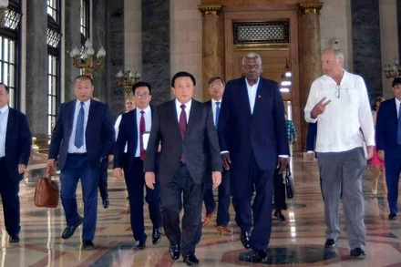 Chủ tịch Quốc hội Cuba Esteban Lazo đã đón đồng chí Nguyễn Xuân Thắng và Đoàn đại biểu Việt Nam. (Ảnh: Đại sứ quán Việt Nam tại Cuba)