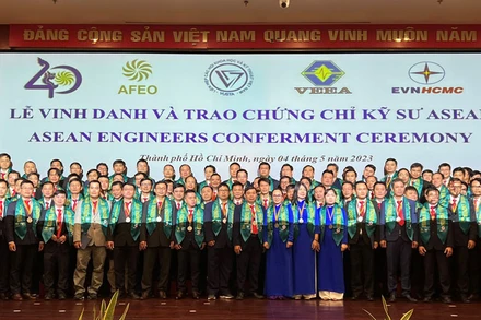 Các cán bộ, công nhân viên ngành điện được trao chứng chỉ kỹ sư ASEAN.