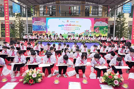 Học sinh Trường Trung học cơ sở Tam Sơn (thành phố Từ Sơn) tham gia hưởng ứng Cuộc thi vẽ tranh dành cho thiếu nhi với chủ đề “Thiếu nhi Việt Nam làm nghìn việc tốt”.