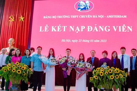 Trường THPT chuyên Hà Nội-Amsterdam kết nạp đảng cho 2 học sinh