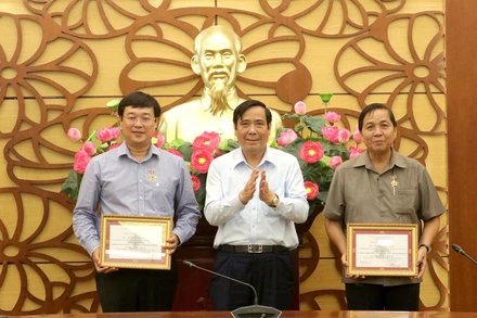 Chủ tịch Hội Người cao tuổi Việt Nam Nguyễn Thanh Bình (giữa) trao Kỷ niệm chương “Vì sự nghiệp bảo vệ, chăm sóc và phát huy vai trò người cao tuổi Việt Nam” cho lãnh đạo tỉnh Đồng Tháp.