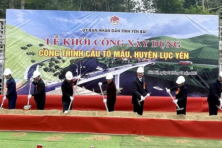 Các đại biểu động thổ tại lễ khởi công.