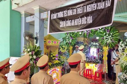 Đoàn công tác Cục Cảnh sát giao thông viếng Thiếu tá Nguyễn Xuân Hào. 