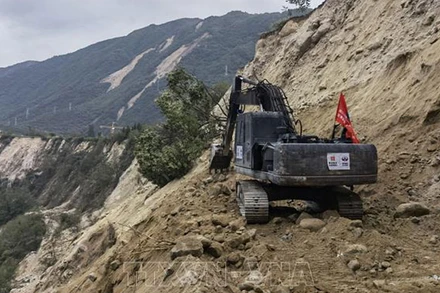 Một tuyến đường bị sạt lở sau trận động đất ở tỉnh Tứ Xuyên, Tây Nam Trung Quốc. (Ảnh tư liệu: THX/TTXVN)