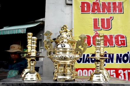 Trên nhiều đường phố Đà Nẵng, rất dễ bắt gặp hình ảnh đánh bóng lư đồng.