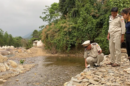 Lực lượng chức năng huyện Hòa Vang kiểm tra tại khu vực chủ đầu tư bê-tông hóa sông Luông Đông.