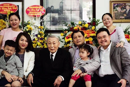 Trung tướng Đồng Sỹ Nguyên và gia đình. (Ảnh tư liệu)