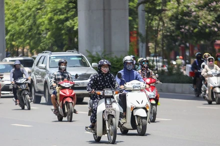 Khu vực Hà Nội ngày nắng nóng và nắng nóng gay gắt, có nơi hơn 38 độ C. (Ảnh minh họa)