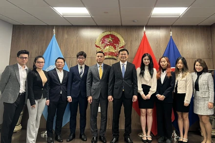 Thứ trưởng Phạm Quang Hiệu làm việc với đại diện Hội Thanh niên, Sinh viên Việt Nam tại New York, Mỹ.