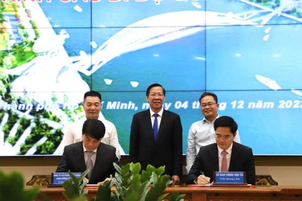 Sở Giao thông vận tải Thành phố Hồ Chí Minh ký kết Biên bản thỏa thuận tài trợ xây dựng Cầu đi bộ qua sông Sài Gòn với Nutifood.