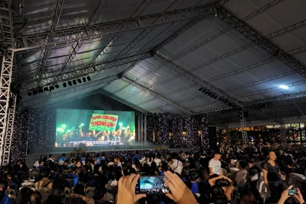 Thông điệp “Hành động nhỏ - Ý nghĩa lớn” được chiếu tại sự kiện Giờ Trái đất 2023. (Ảnh: QUANG QUÝ)