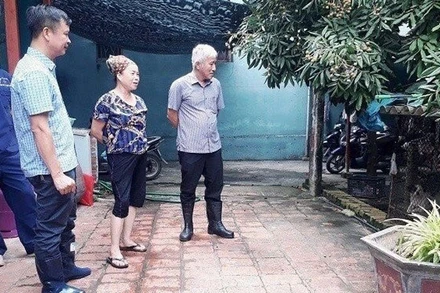 Đoàn công tác kiểm tra việc nuôi nhốt chó tại một hộ gia đình trên địa bàn xã Mê Linh (huyện Mê Linh, TP Hà Nội).