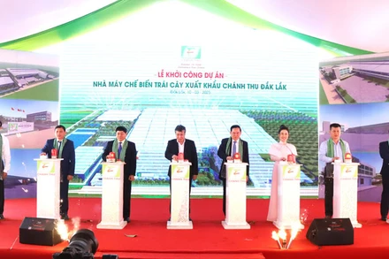 Các đại biểu ấn nút khởi công Dự án Nhà máy chế biến trái cây xuất khẩu Chánh Thu Đắk Lắk.