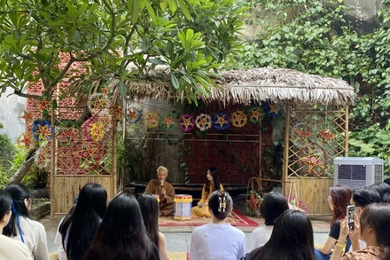 Không gian sự kiện "Ghép đèn sáng sao" tại đình Kim Ngân.