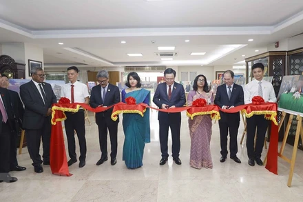 Chủ tịch Quốc hội Vương Đình Huệ và đại biểu cắt băng khai trương Trưng bày ảnh Kỷ niệm 50 năm thiết lập Quan hệ Ngoại giao giữa hai nước Việt Nam-Bangladesh. (Ảnh: Doãn Tấn/TTXVN)