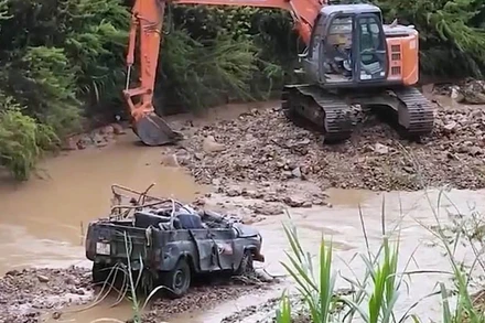 Chiếc xe bị lũ cuốn trôi làm 4 du khách thiệt mạng.