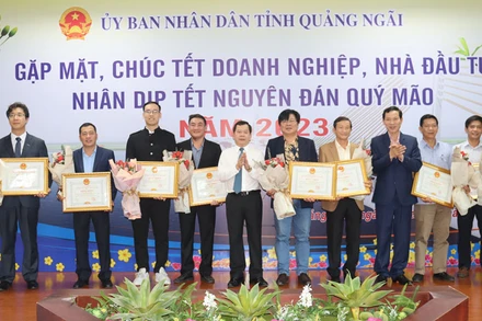 Lãnh đạo tỉnh Quảng Ngãi trao Bằng khen cho các doanh nghiệp có thành tích thực hiện tốt chính sách pháp luật thuế năm 2022.