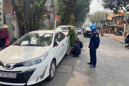 Công an quận Ba Đình ra quân bảo đảm trật tự đô thị, trật tự an toàn giao thông, vệ sinh môi trường. (Ảnh: Cổng thông tin điện tử quận Ba Đình)