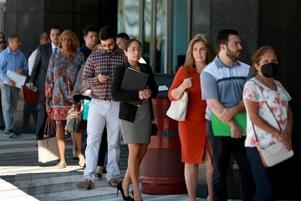 Người tìm việc xếp hàng tại Hội chợ việc làm ở Sunrise, bang Florida (Mỹ). (Ảnh: AFP/TTXVN)