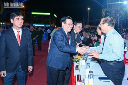 Chủ tịch Quốc hội Vương Đình Huệ với các đại biểu tại Lễ khai mạc Năm Du lịch quốc gia 2023.