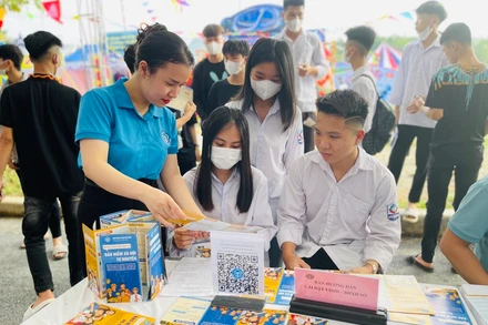 Cán bộ Bảo hiểm xã hội tỉnh Tuyên Quang tuyên truyền, hướng dẫn chính sách bảo hiểm xã hội.