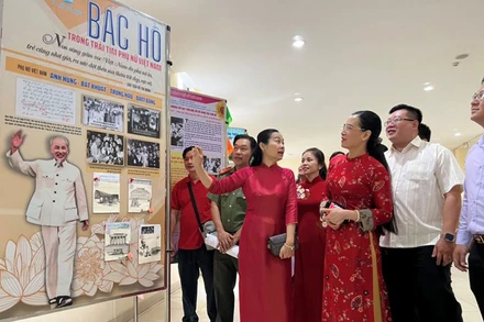 Các đại biểu tham quan các ấn phẩm trong phần thi thiết kế ấn phẩm.